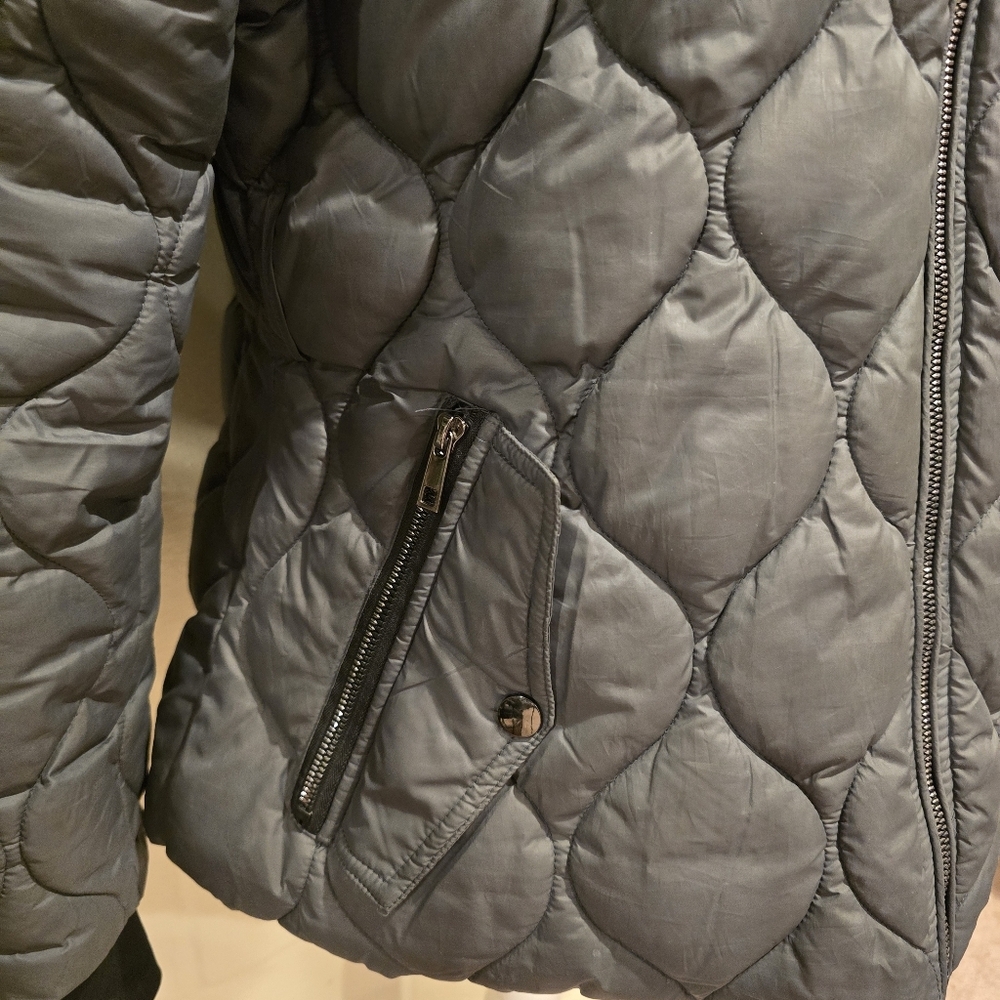 Women's Gray Quilted Puffer Jacket with Faux Fur Hood - Picture 5 of 15